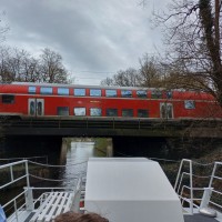 Querverkehr Regionalexpress im Eisenbahnkanal