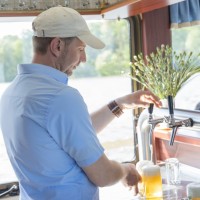 Ein kühles Blondes als Reisebegleitung?